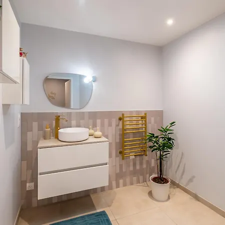 Guest house La Perle Lune -chambre En Colocation- Centre - - Parking